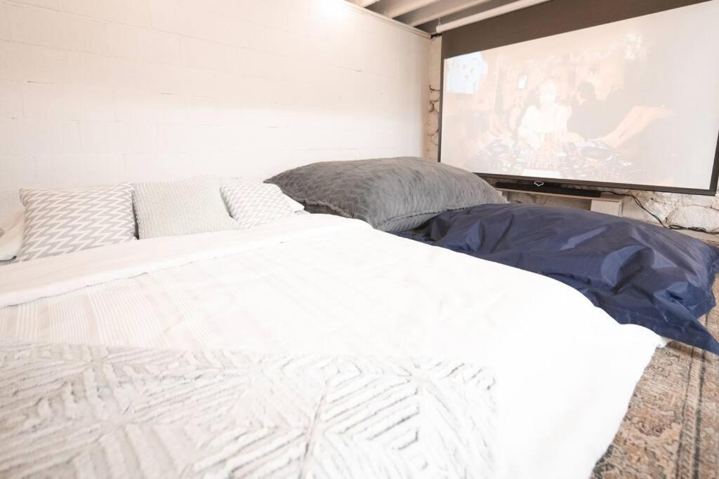 Reno'S Biggest Little House - Cozy Home Theatre Exterior photo